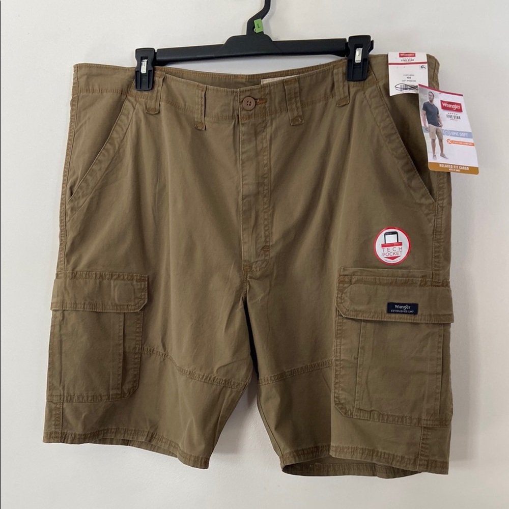 NWT Wrangler Tan Cargo Shorts with Belt Loops Size 44 x 10